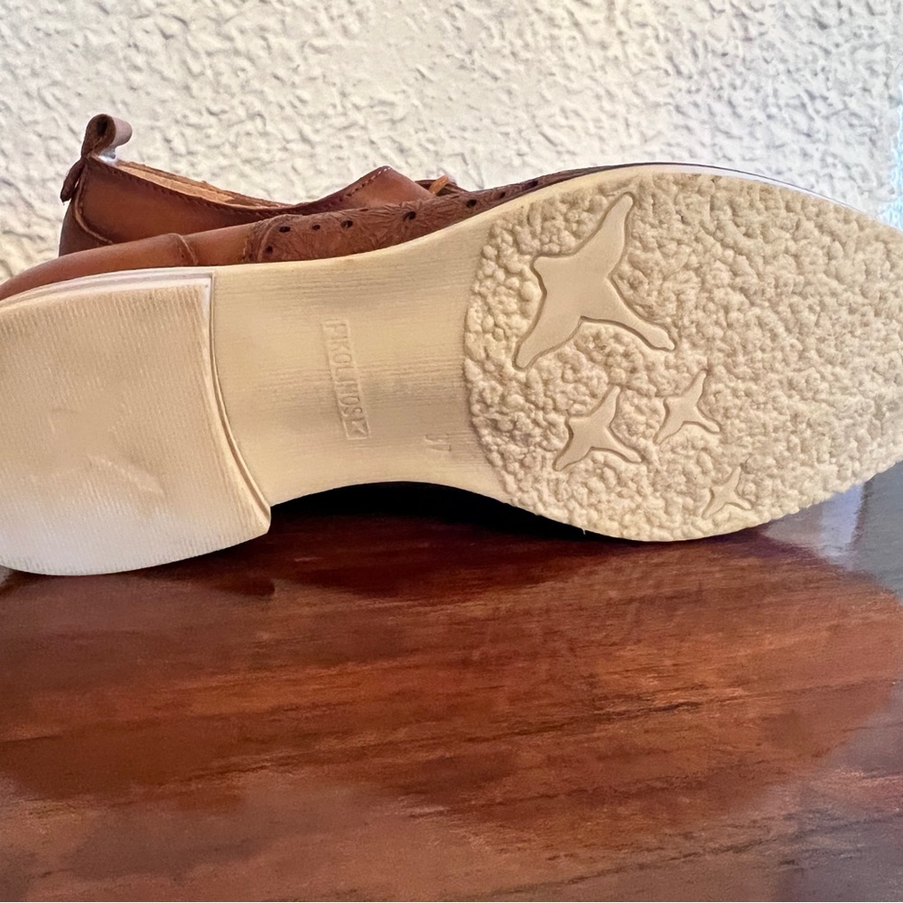 Pikolinos Brown Flats with Broguing and Lace-Up Design - Picture 2 of 5